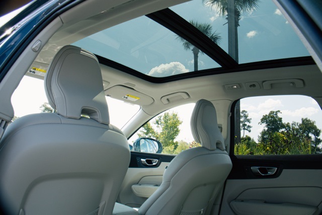 2022 Volvo XC60 Recharge Hybrid T8 Inscription Expression photo 14
