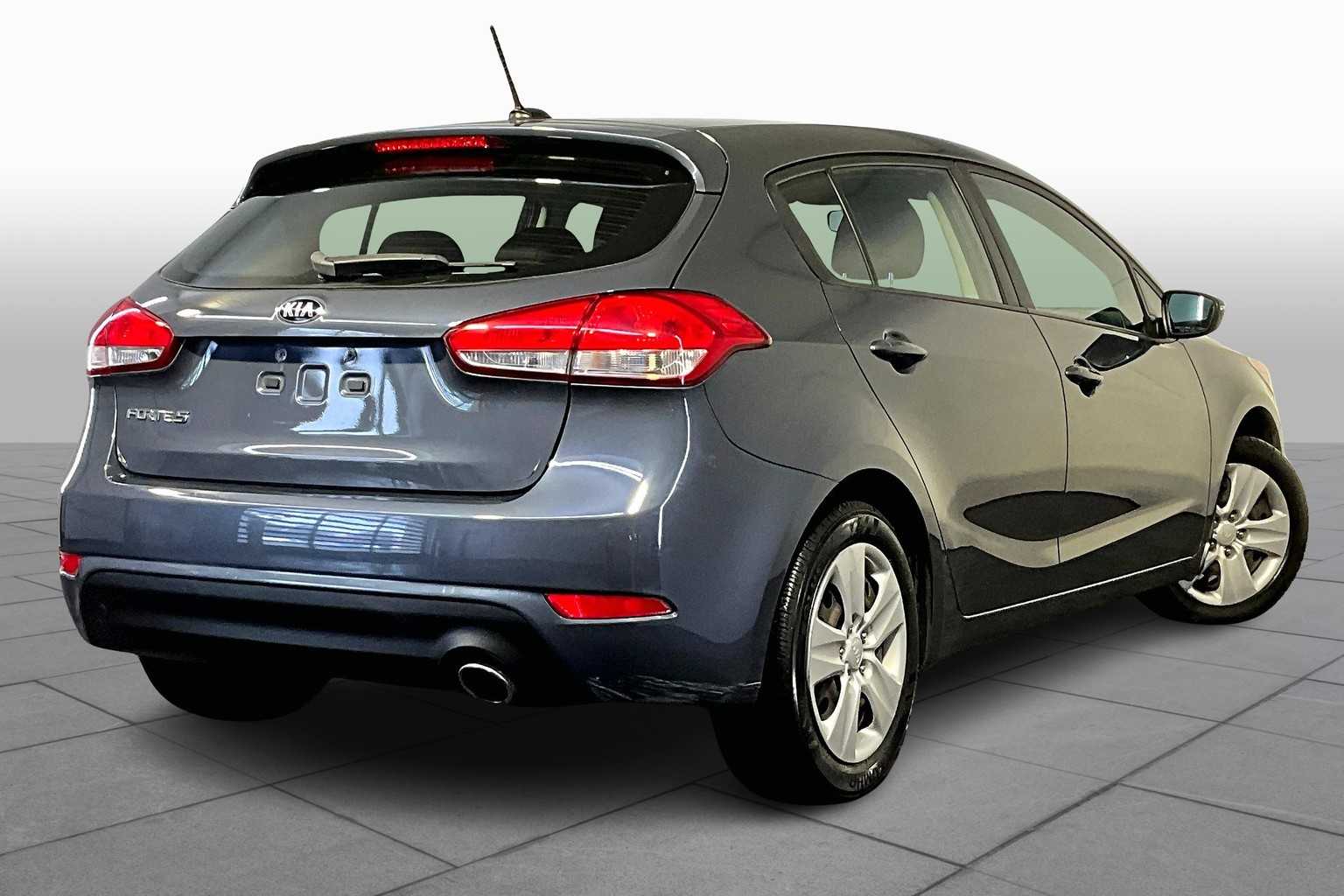 2016 Kia Forte 5-Door LX photo 12