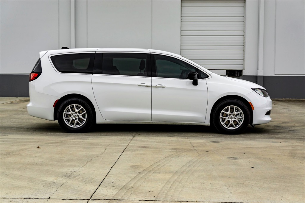 2024 Chrysler Voyager LX photo 4