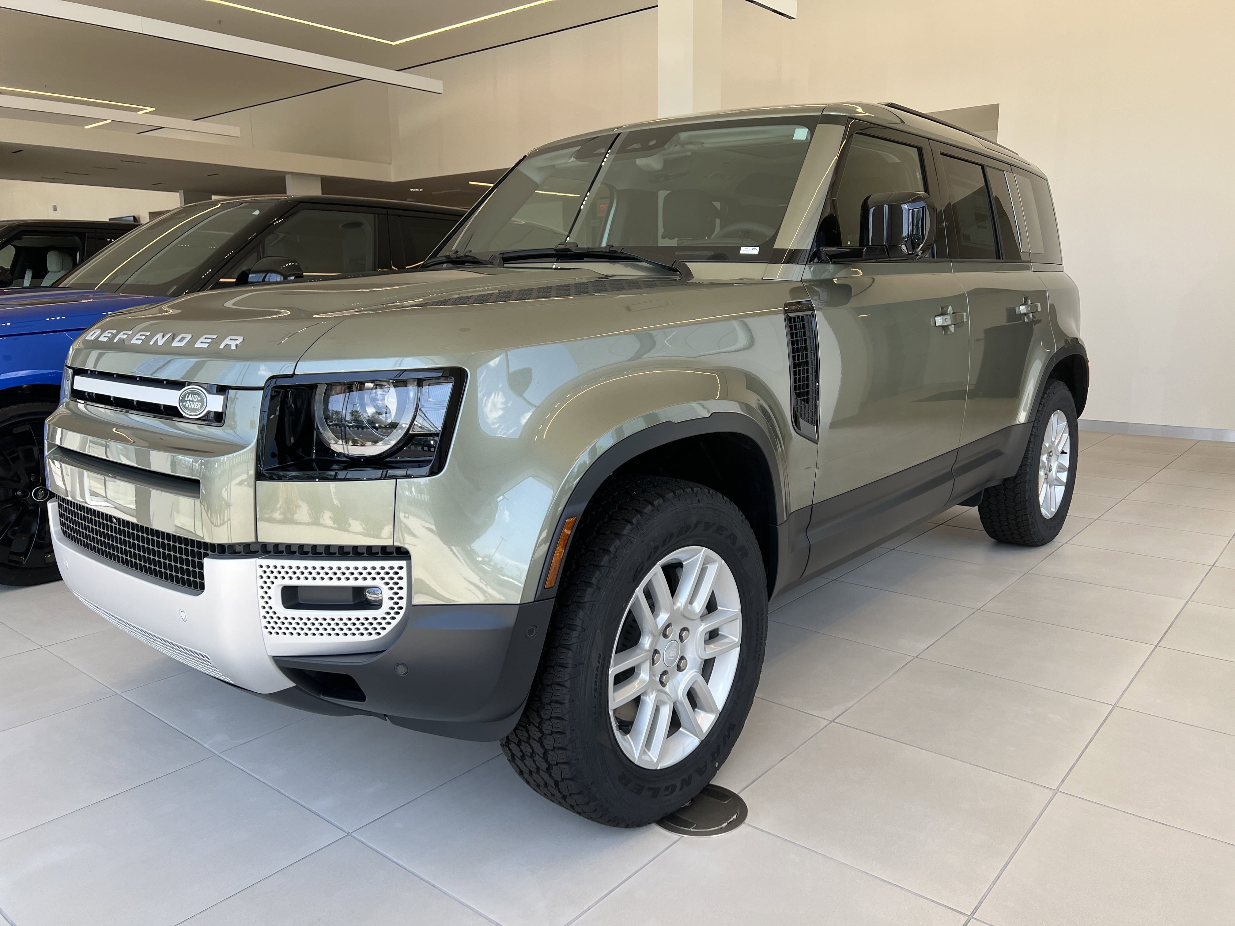 2025 Land Rover Defender S's photo