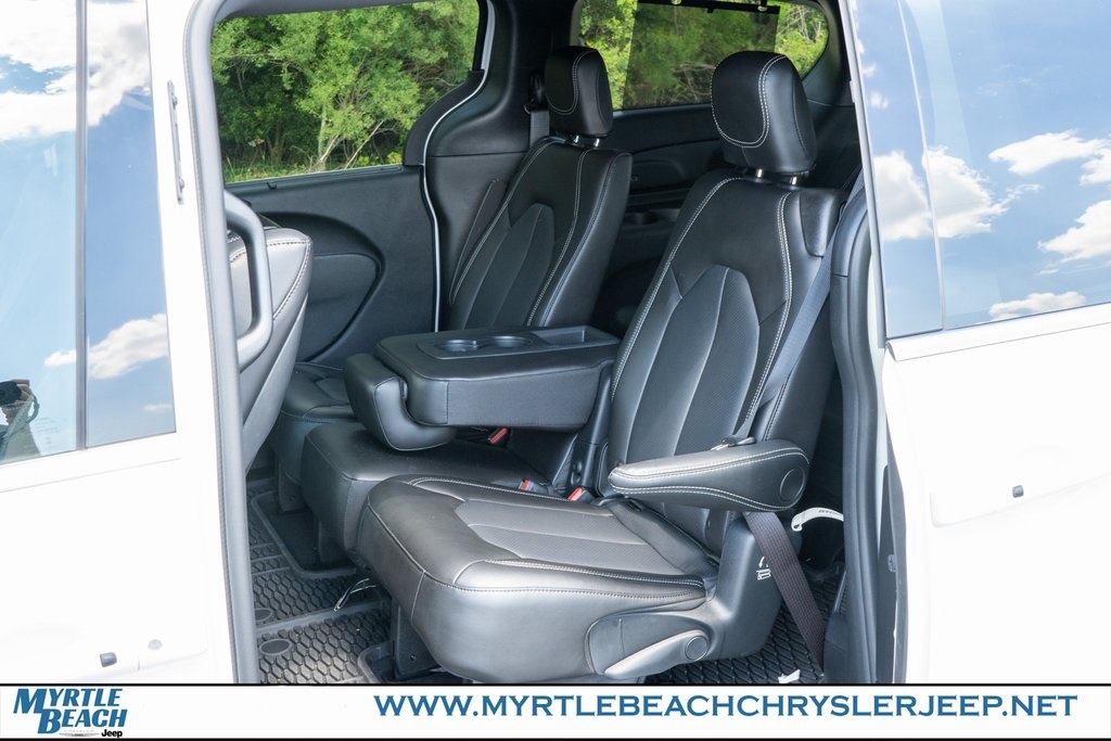 2025 Chrysler Pacifica photo 14