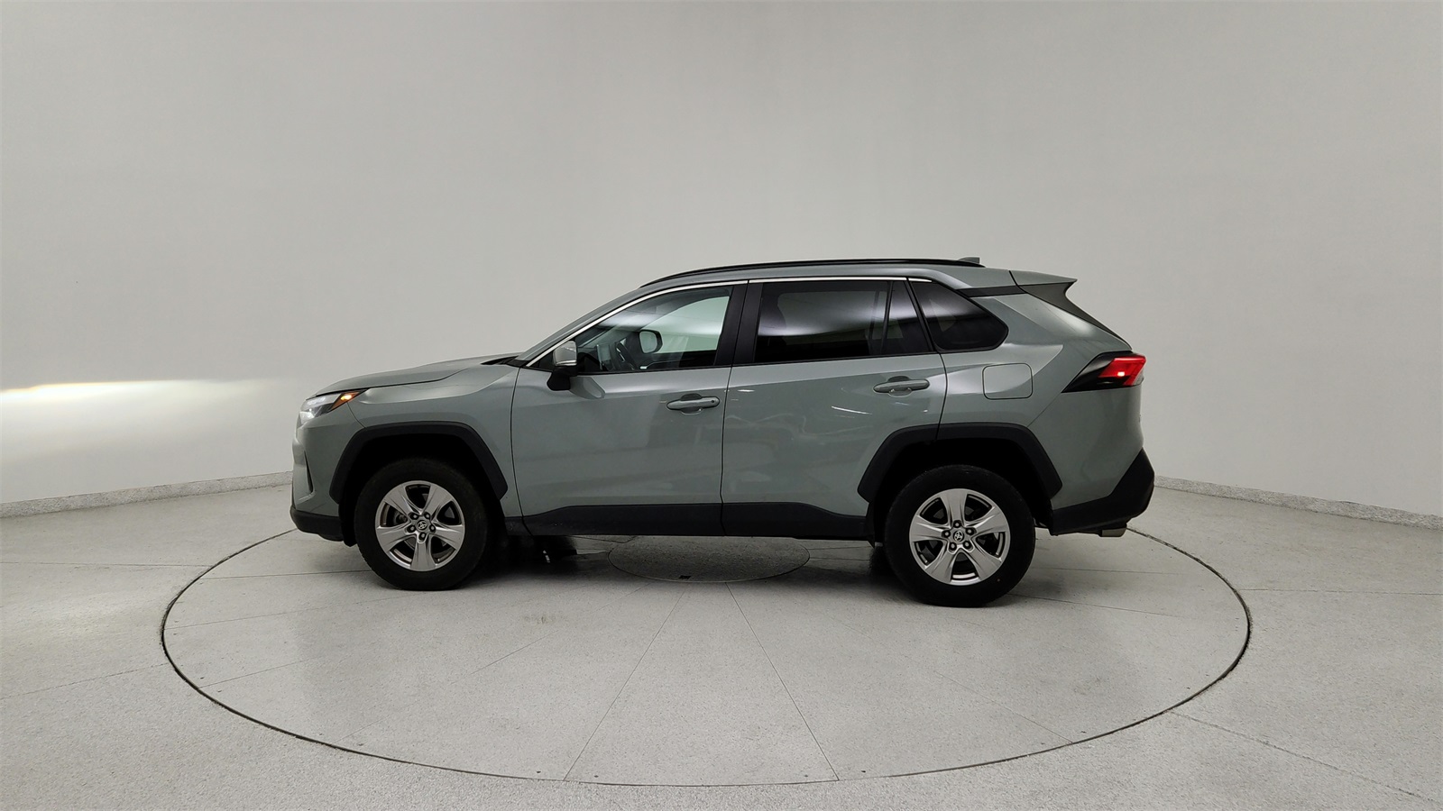 2023 Toyota RAV4 XLE photo 2