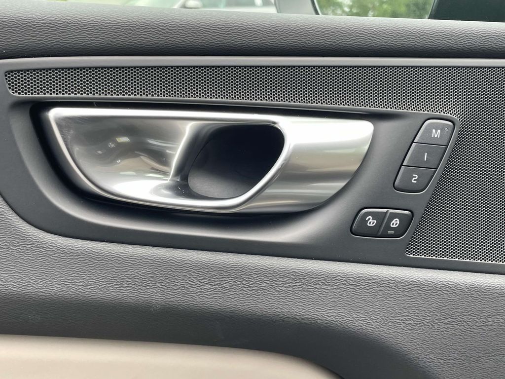 2026 Volvo XC60 B5 Core photo 6