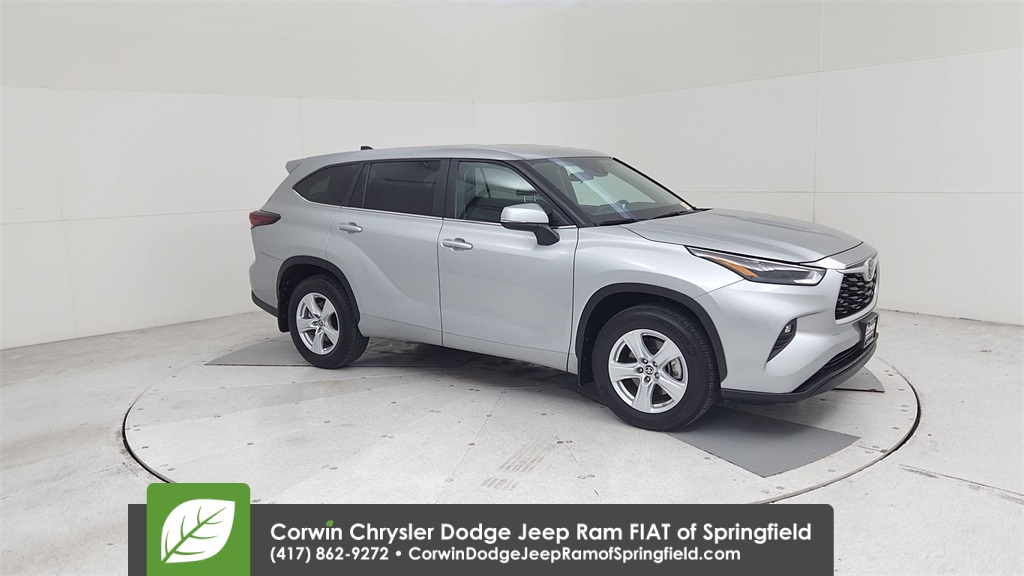 2024 Toyota Highlander LE photo 2