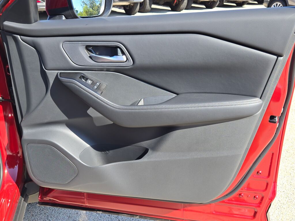 2026 Nissan Rogue SV photo 4