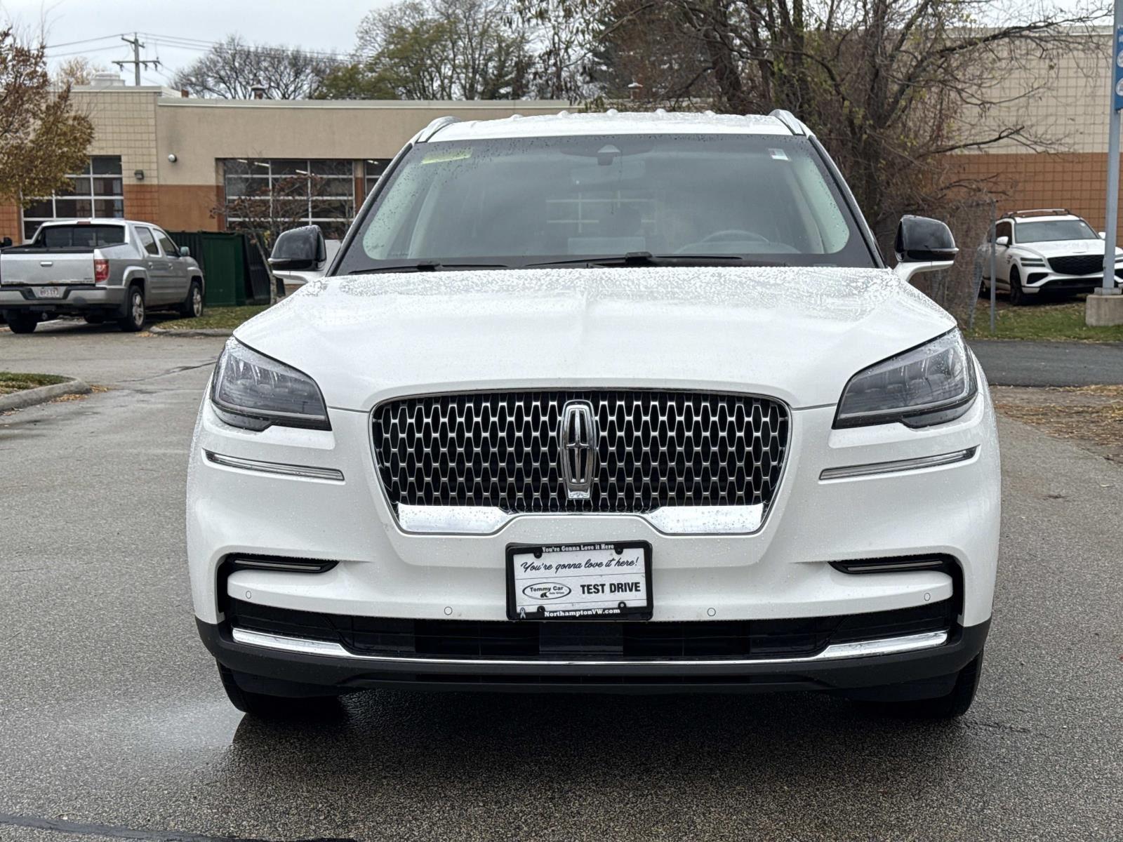 2022 Lincoln Aviator Standard photo 2