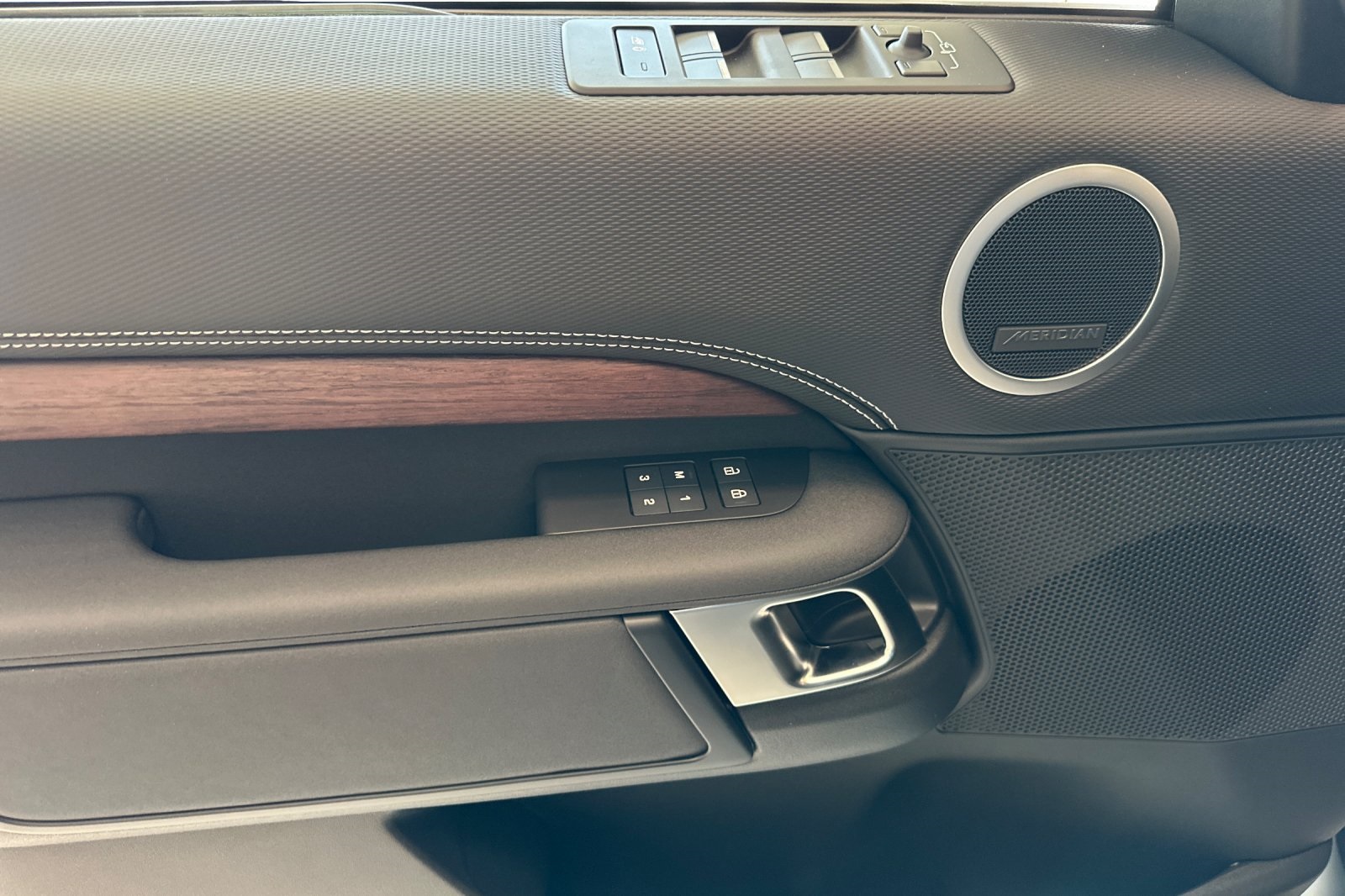 2025 Land Rover Discovery SE photo 11