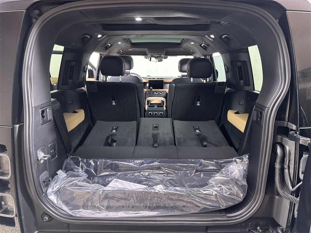 2025 Land Rover Defender 130 X photo 21