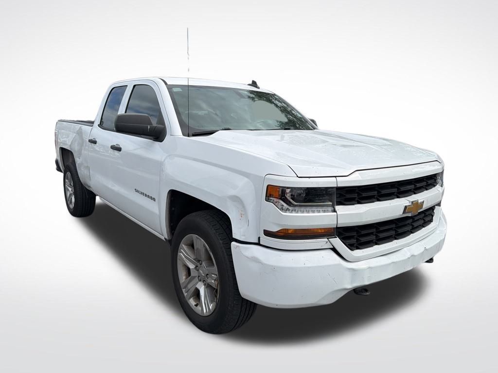 2018 Chevrolet Silverado 1500 Custom photo 2