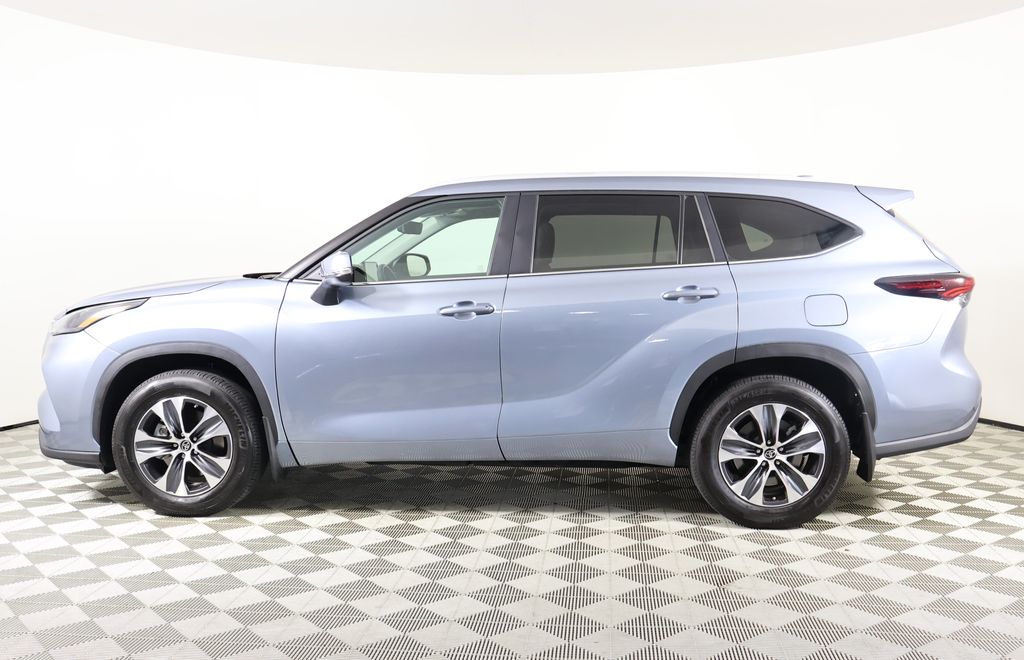 2024 Toyota Highlander XLE photo 3