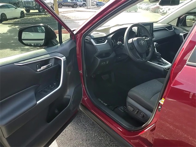 2021 Toyota RAV4 XLE photo 10
