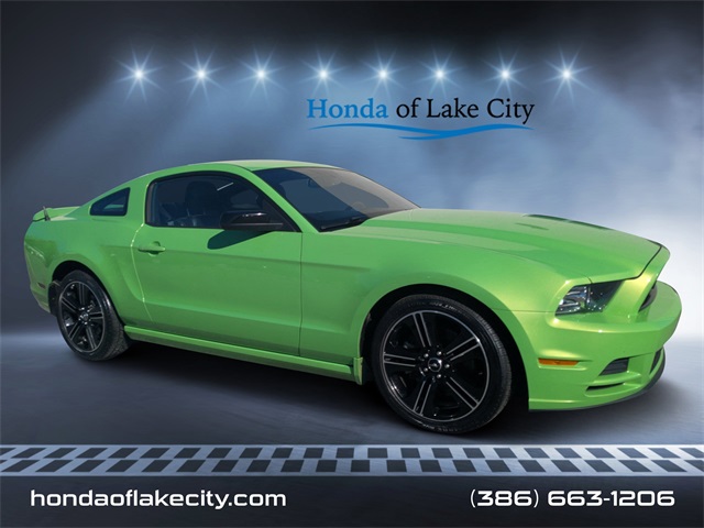 2013 Ford Mustang V6 Premium's photo