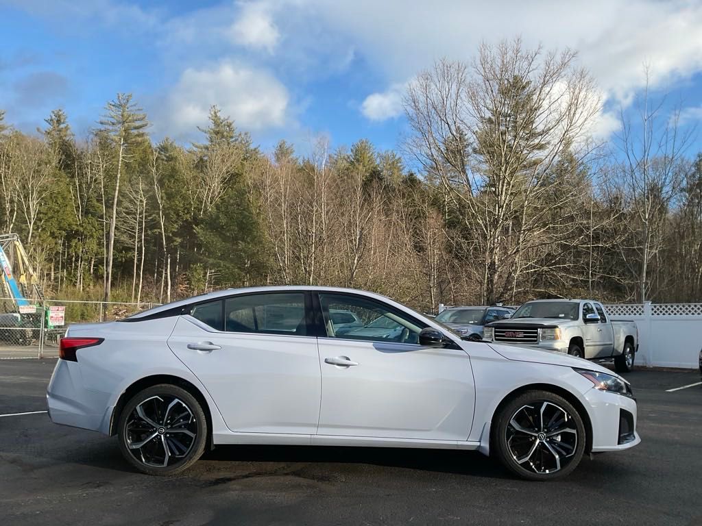 2025 Nissan Altima 2.5 SR photo 8