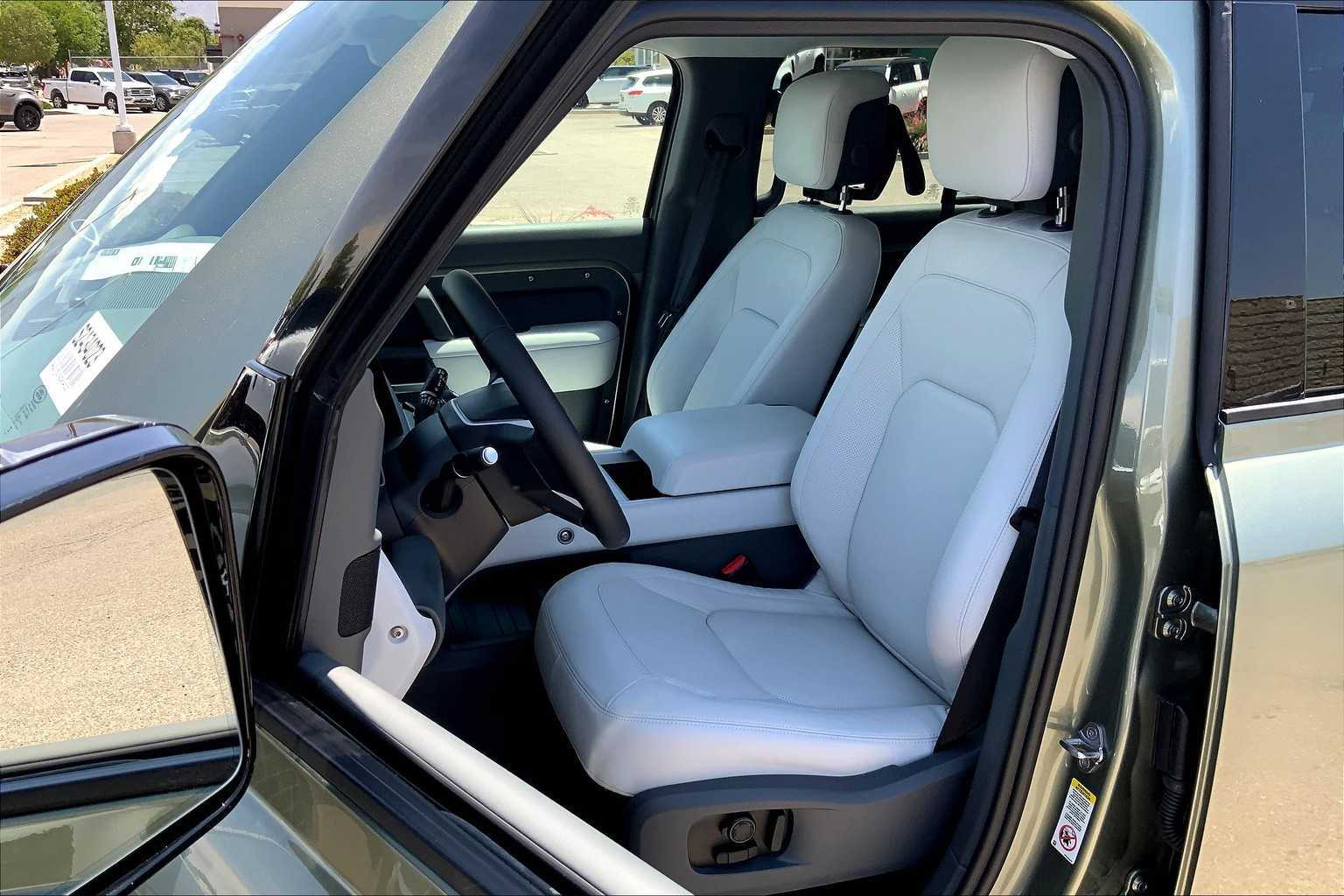 2025 Land Rover Defender 110 S photo 9