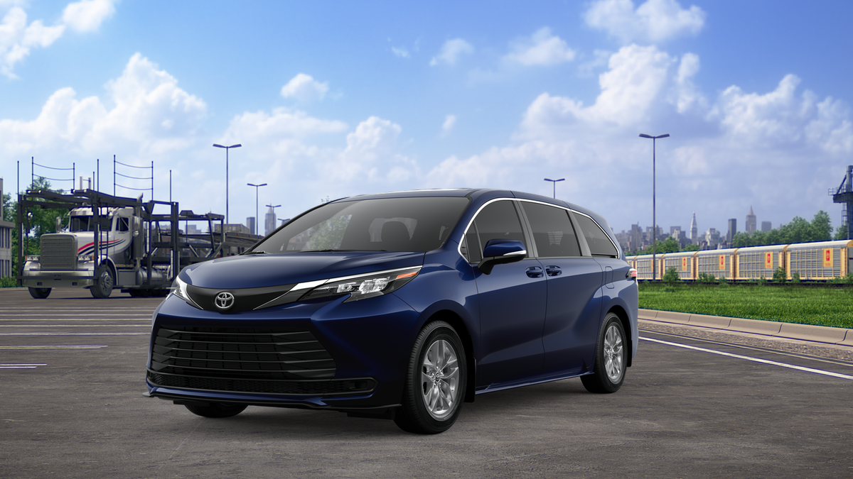 2026 Toyota Sienna LE's photo