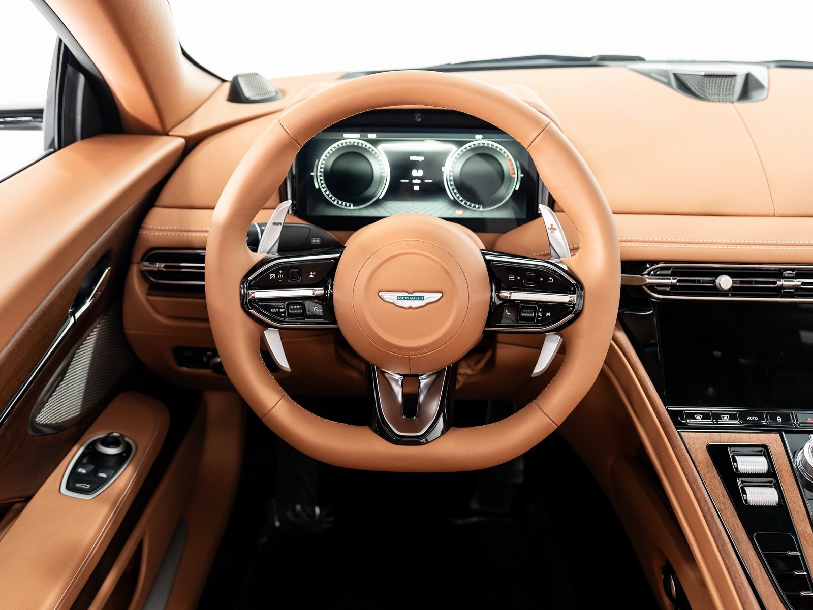 2025 Aston Martin DB12 photo 28