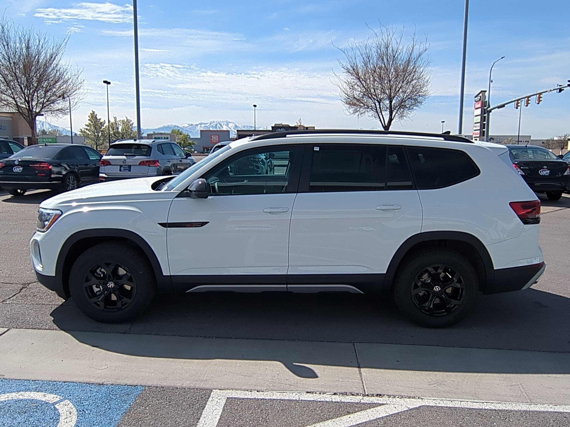 2025 Volkswagen Atlas Peak Edition SE photo 6
