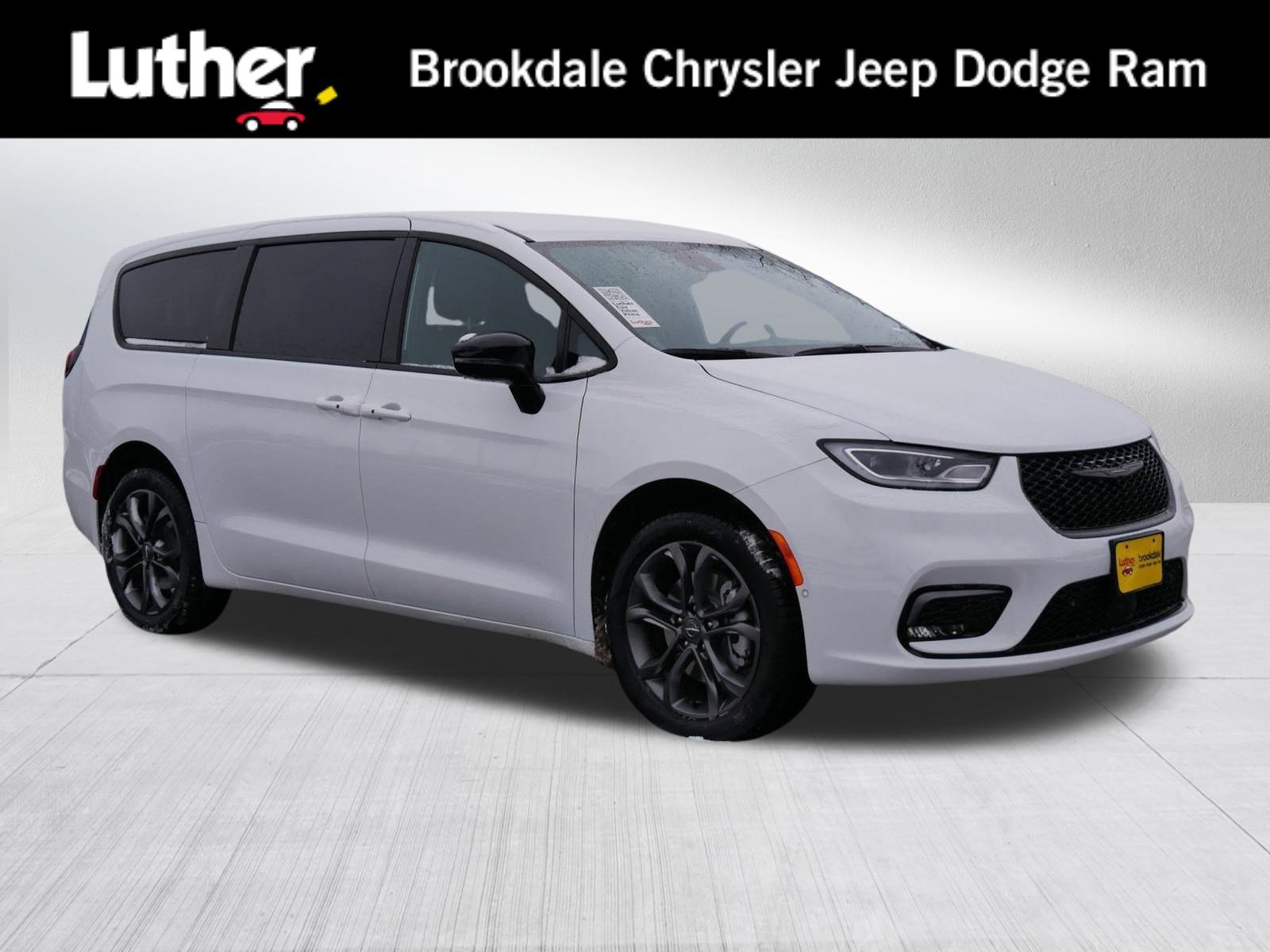 2026 Chrysler Pacifica Select's photo