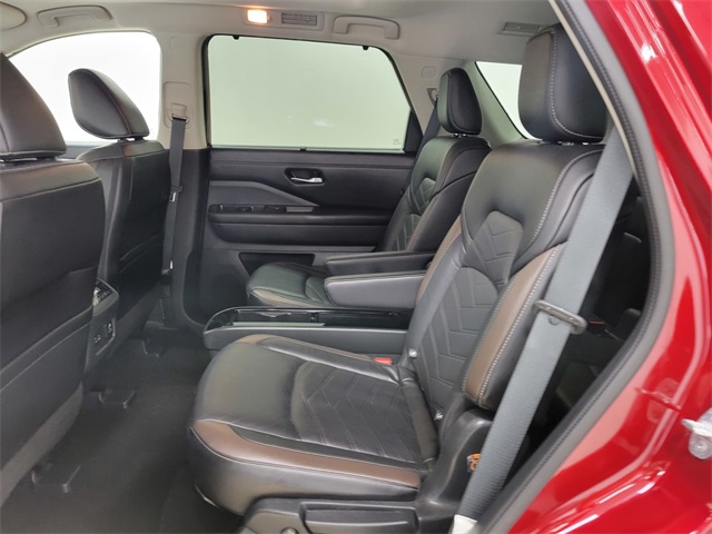 2023 Nissan Pathfinder Platinum photo 12
