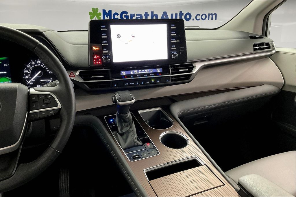 2021 Toyota Sienna XLE photo 7