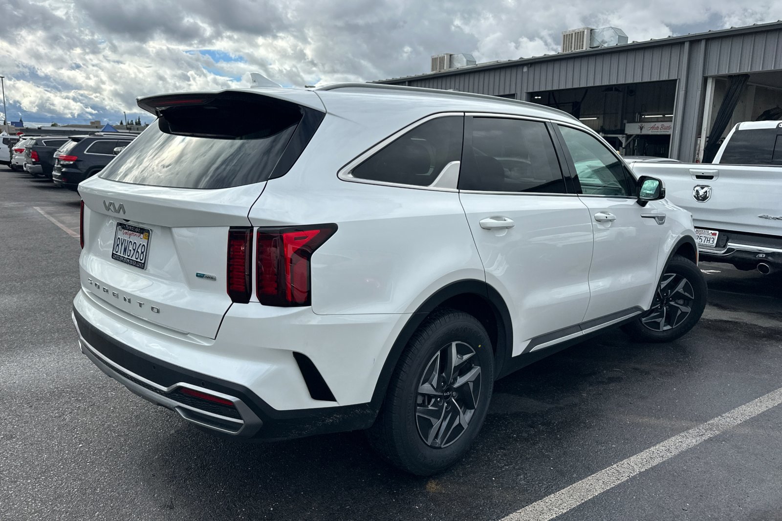 2022 Kia Sorento Hybrid S photo 2