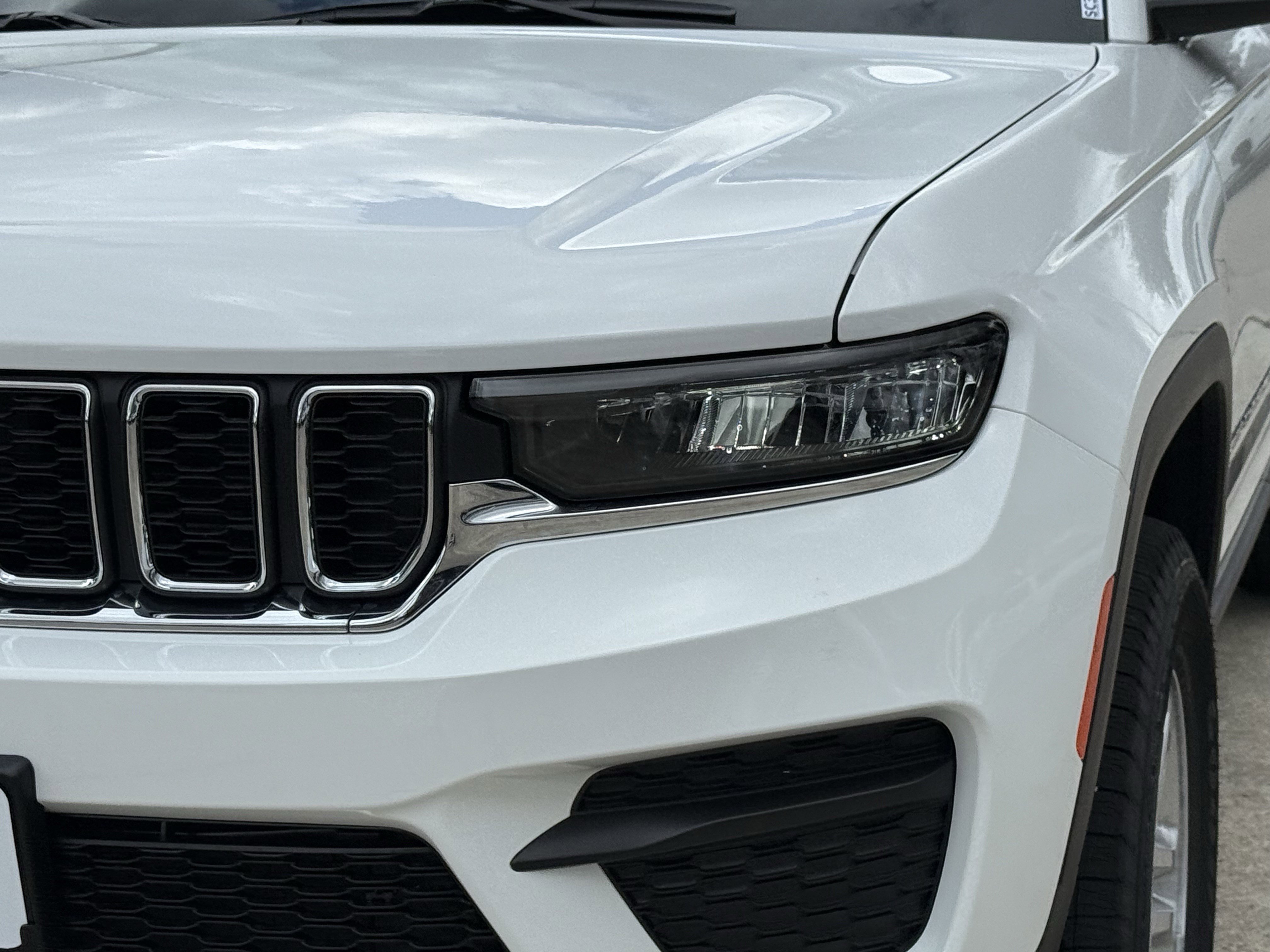 2025 Jeep Grand Cherokee Laredo Altitude photo 3