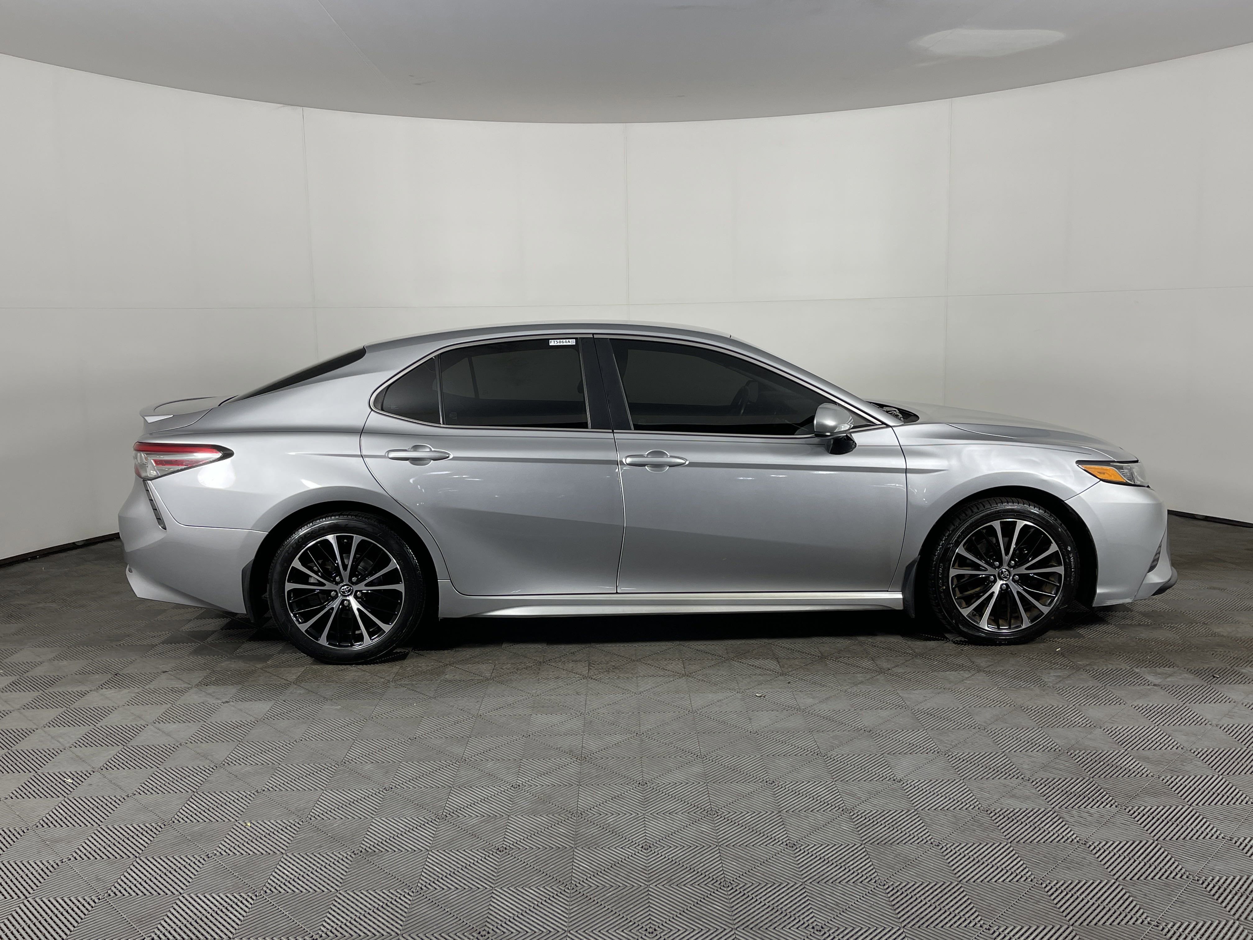 2018 Toyota Camry SE photo 3
