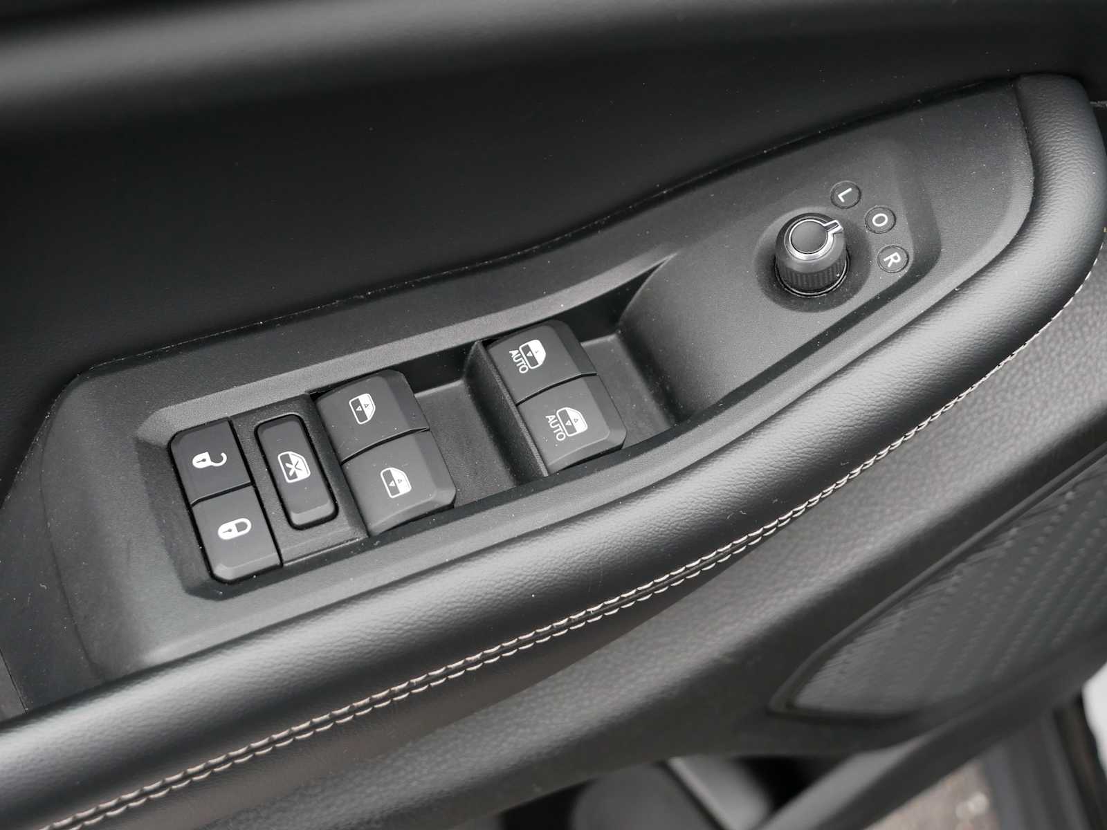 2023 Jeep Grand Cherokee Laredo photo 14
