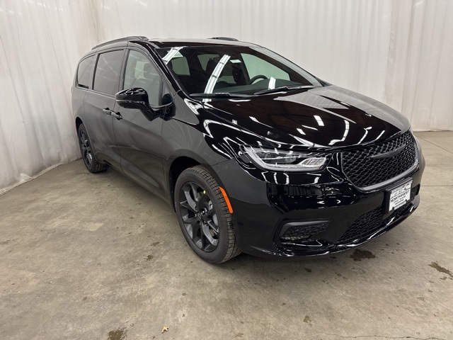 2026 Chrysler Pacifica Select's photo