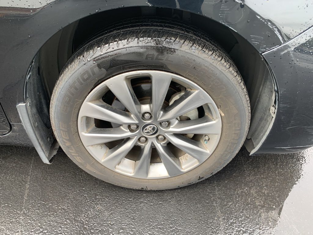 2015 Toyota Camry XLE photo 5