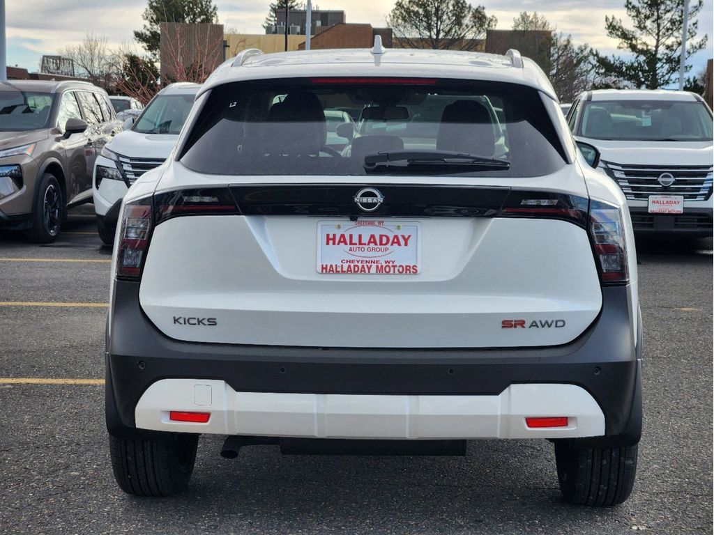 2025 Nissan Kicks SR photo 3