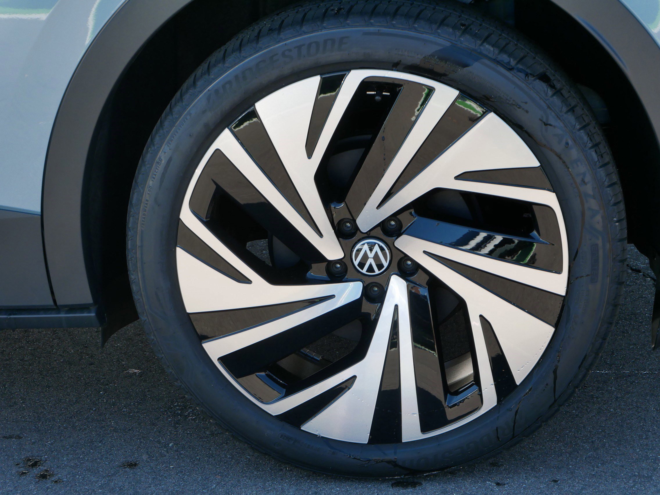 2025 Volkswagen ID.4 Pro Plus photo 3