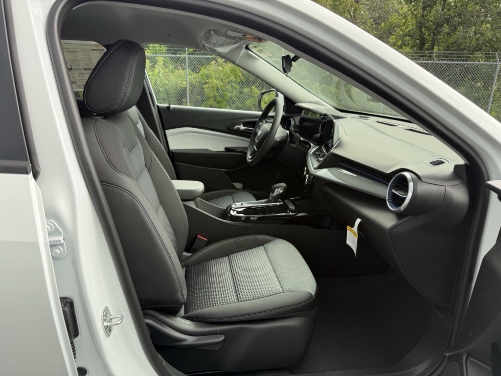 2025 Chevrolet Trax LT photo 8