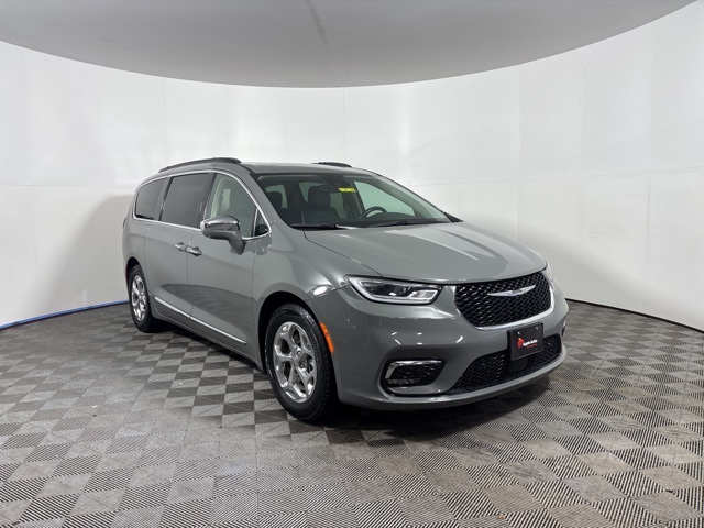 2022 Chrysler Pacifica Limited's photo