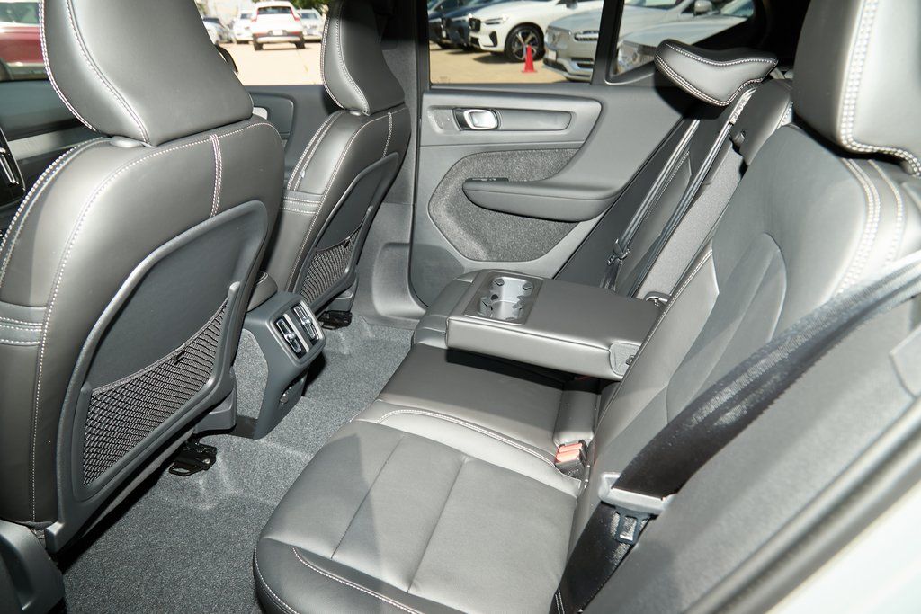2026 VOLVO XC40 - Image 14