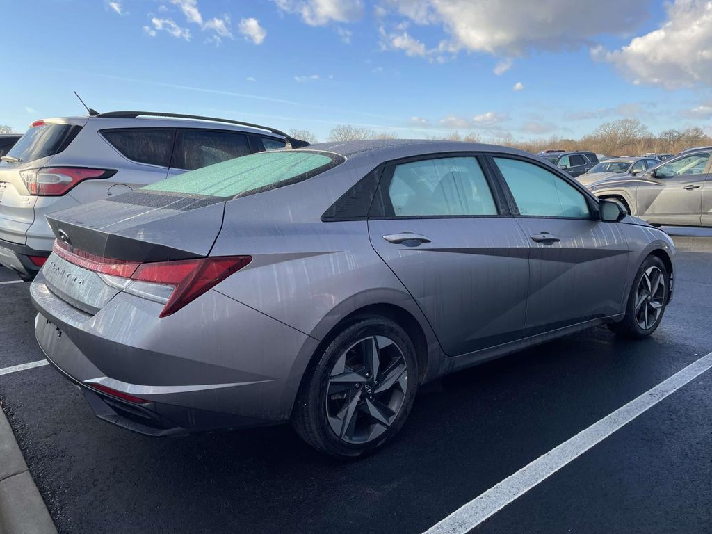 2023 Hyundai Elantra SEL photo 4