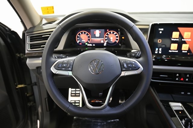2024 Volkswagen Atlas Peak Edition SEL photo 3
