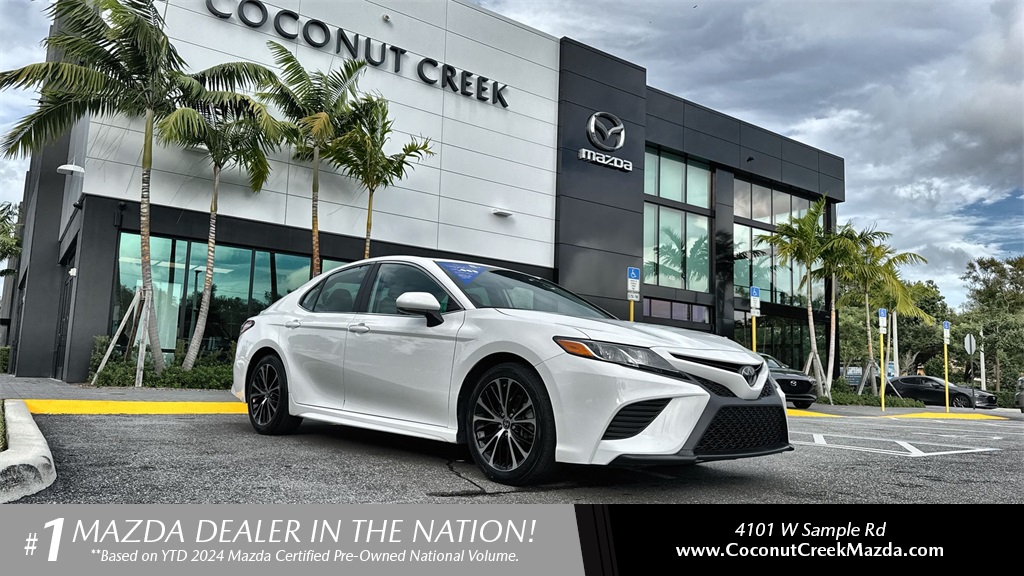 2020 Toyota Camry SE's photo