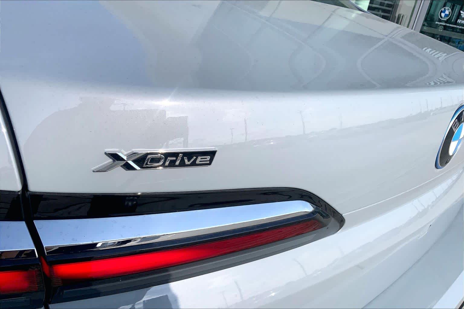2025 BMW 7 Series 750e - Photo 9