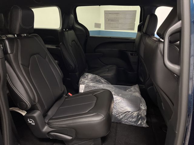 2025 Chrysler Pacifica photo 29