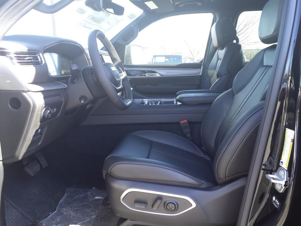 2025 Jeep Wagoneer photo 4