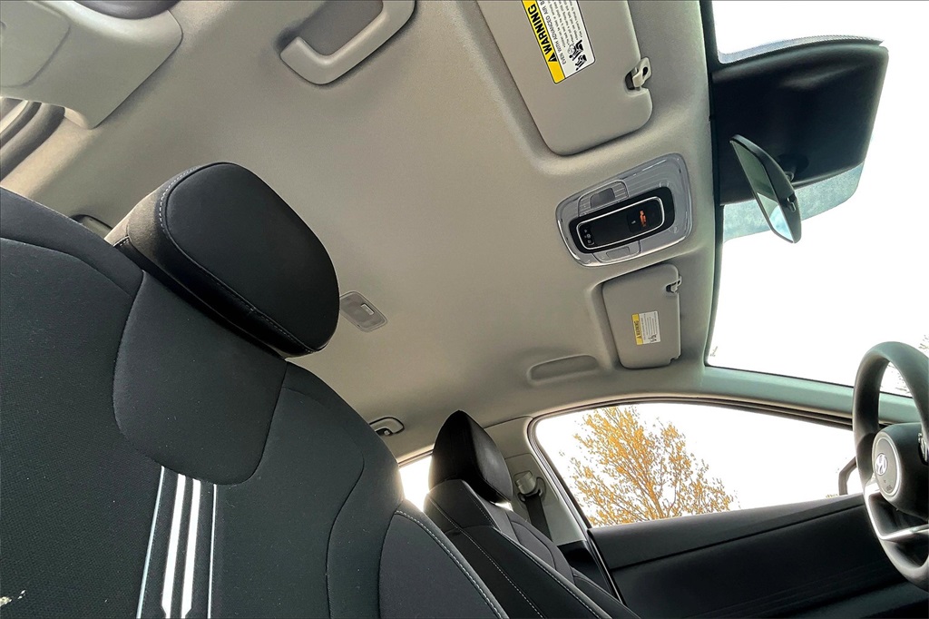 2022 Hyundai Elantra SEL photo 21