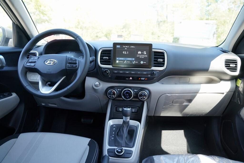 2025 Hyundai Venue SEL photo 9