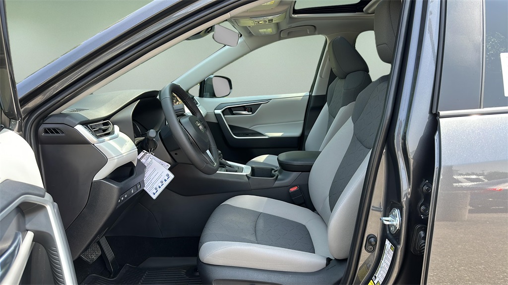 2025 Toyota RAV4 XLE photo 4