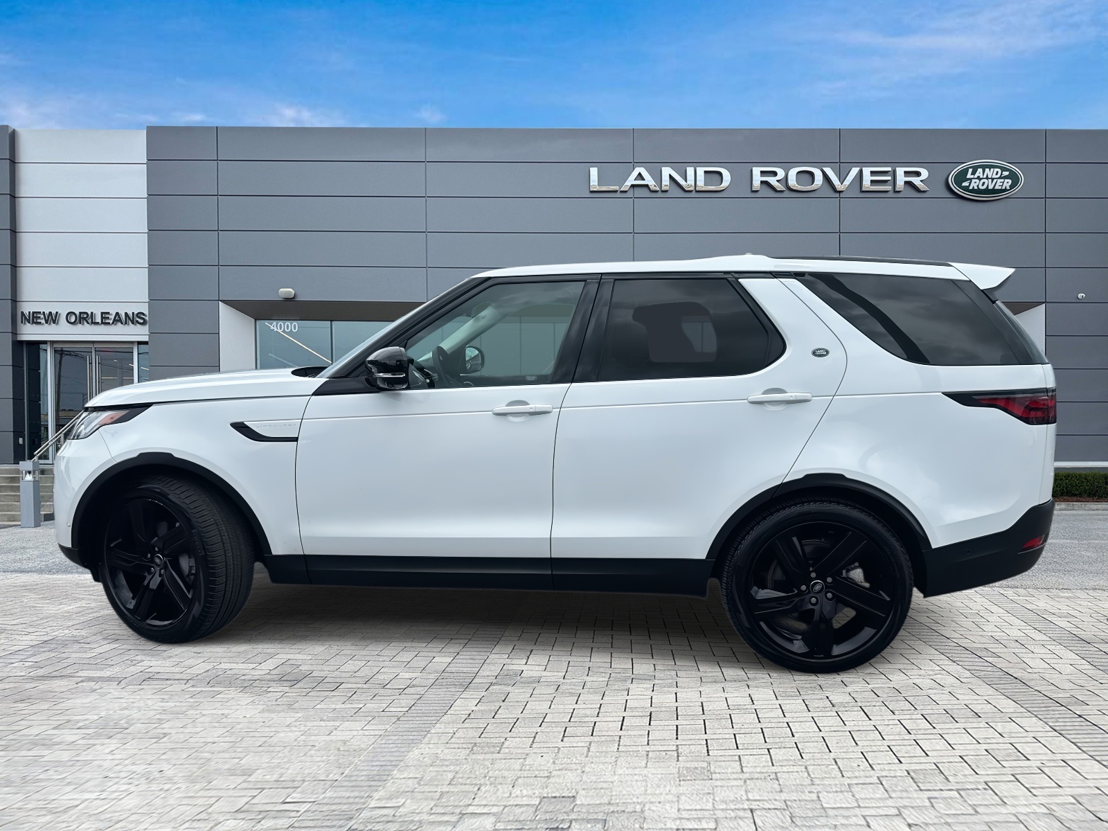 2024 Land Rover Discovery S photo 2