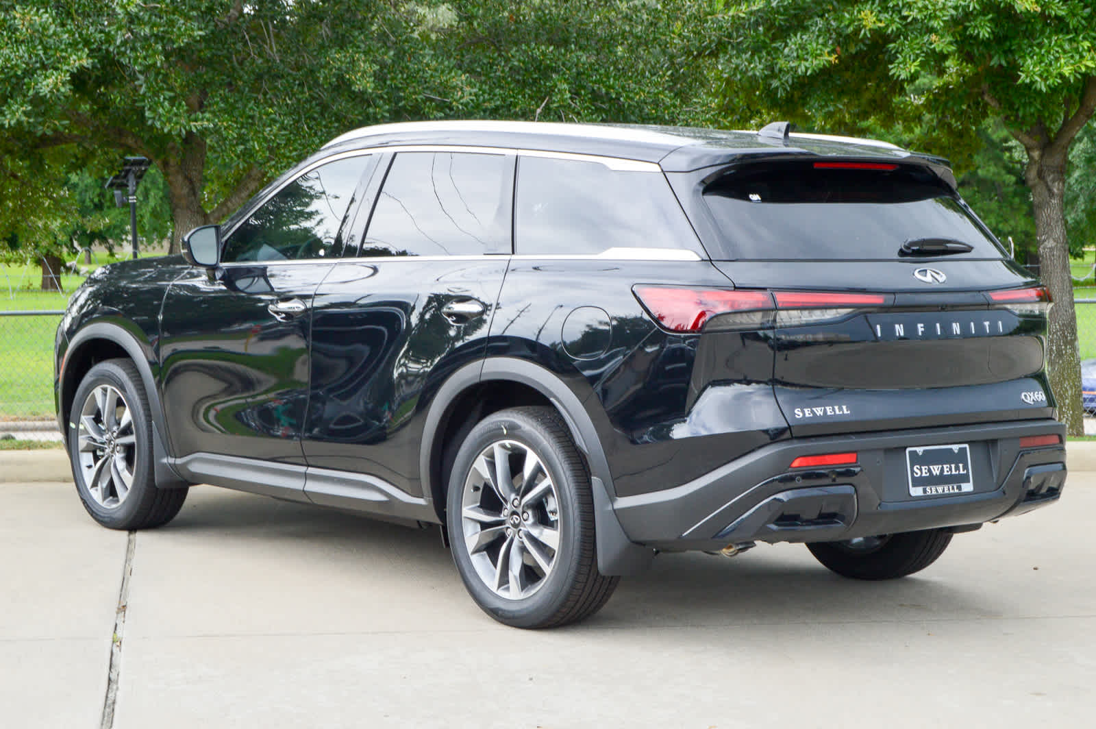 New 2025 Mineral Black INFINITI LUXE image 5