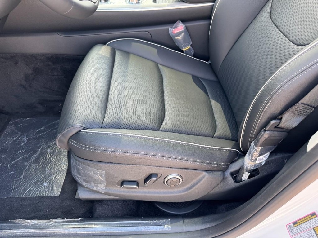 2026 Genesis GV70 2.5T Advanced photo 8