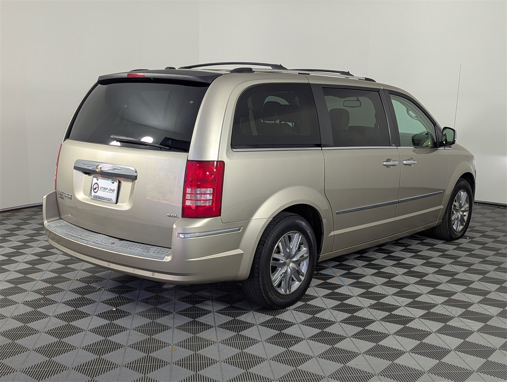 2008 Chrysler Town & Country Limited photo 4