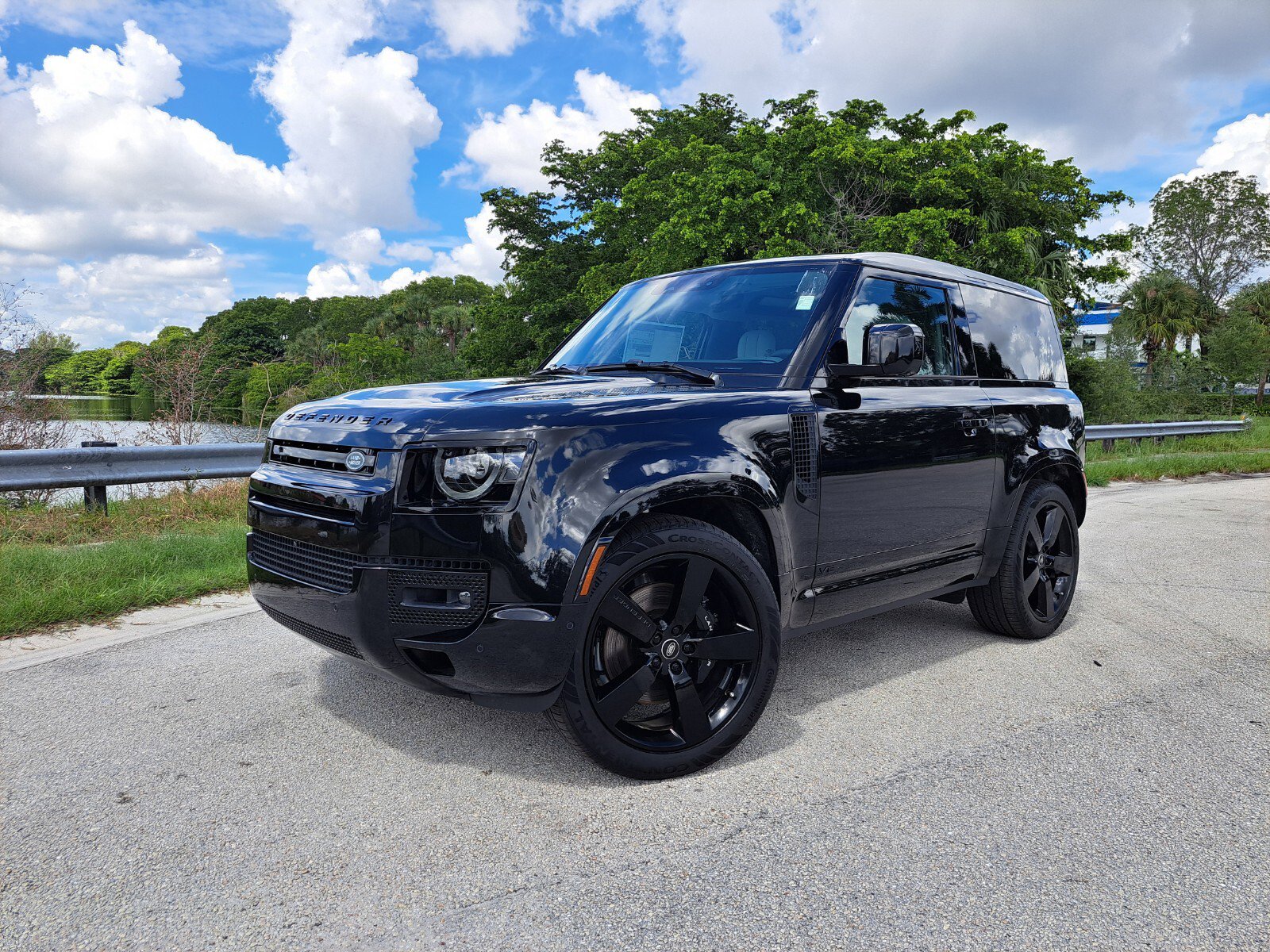 2025 Land Rover Defender V8's photo