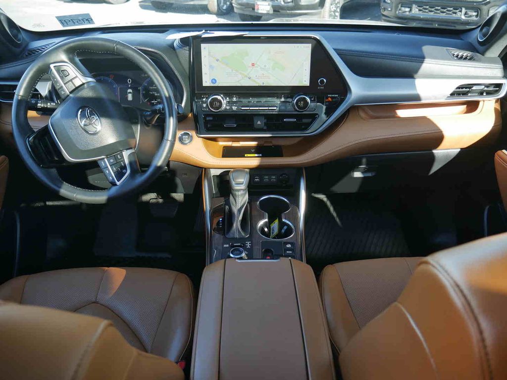 2023 Toyota Highlander LE photo 3